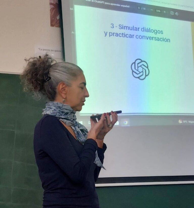 A professora Cris Pacino palestra sobre como ensinar espanhol com ChatGPT.