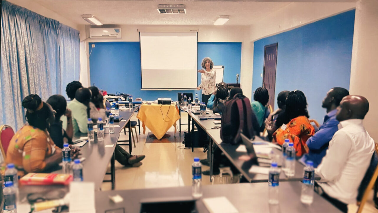 A profesora de espanhol online Cris Pacino em palestra em Angola.