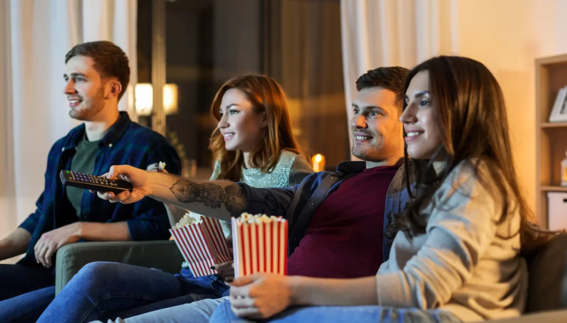 Amigos aprendendo espanhol com filmes e séries.